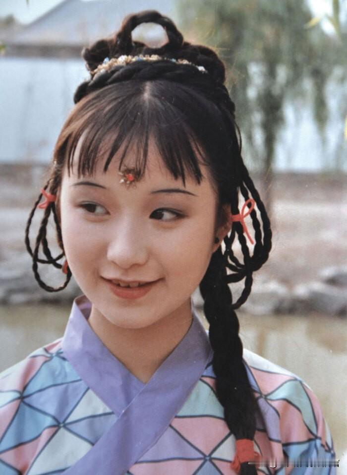 夏日生活打卡季红楼梦仔细看才发现原来小戏子芳官这么美，难怪能留在宝玉的怡红院，并