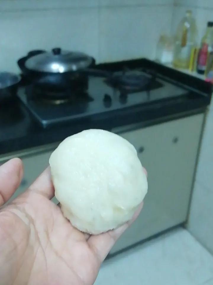 今天做了肉包子，挺成功的，忍不住给老妈打电话炫耀。谁知，老妈一句话就让我泪奔了！