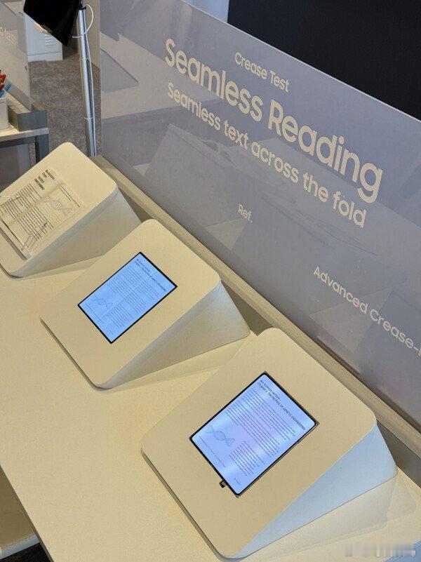 三星在CES 2026上展示一款无折痕折叠屏OLED 面板，图中显示的一个是无折