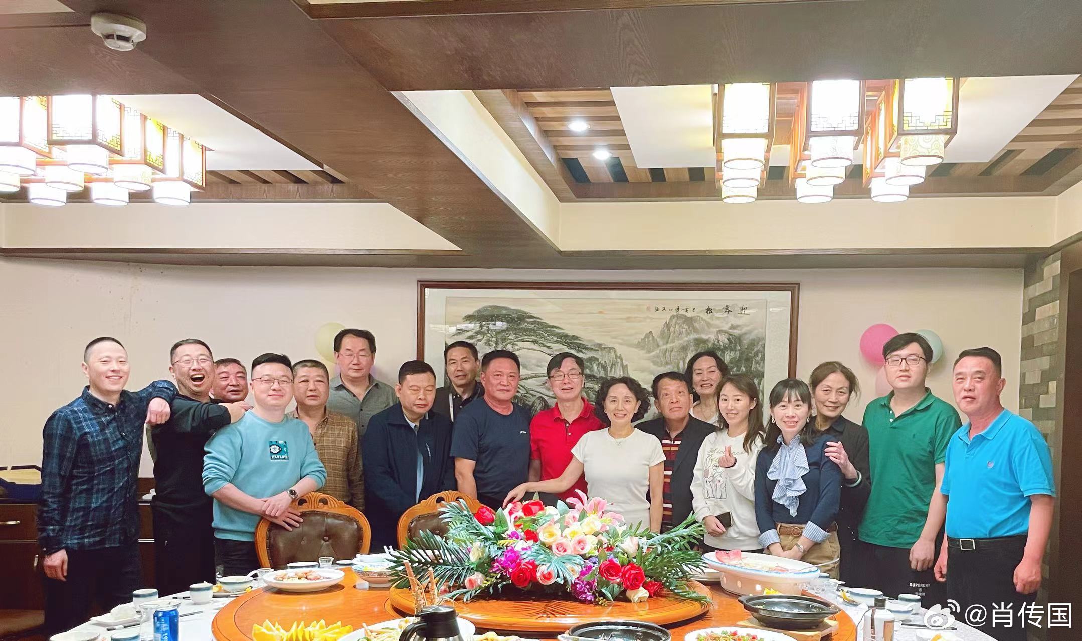 昨晚亲友和医院各科室主任为我庆生，近30人欢聚一堂。我们医院全体员工关系和谐，对