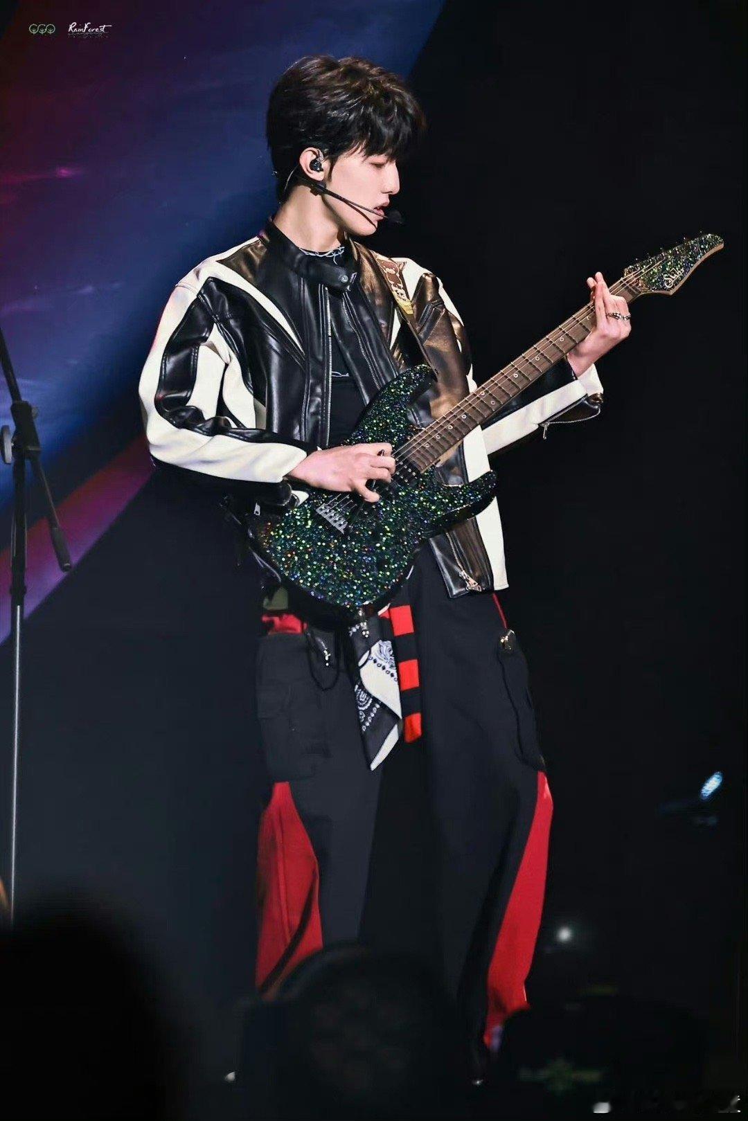 #张泽禹 养成系摇滚小狗# 张泽禹养成系摇滚小狗真的可！🉑 用音乐诉说故事，摇