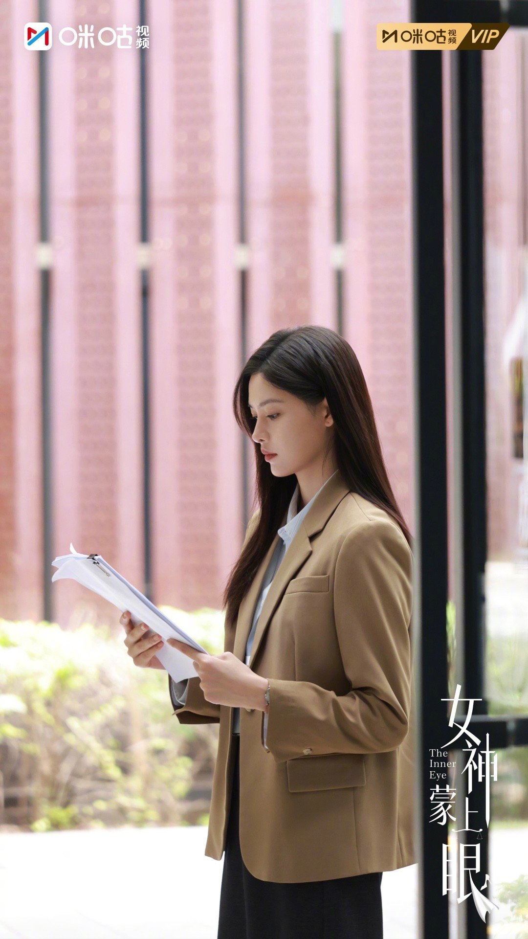 #上咪咕看女神蒙上眼# 以法理为尺，以人心为镜，在是非对错之间，守护每一份真相与