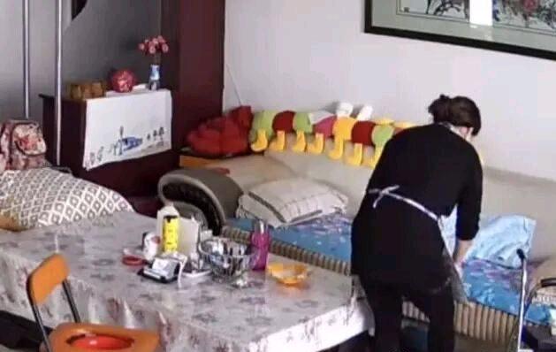 “祸从天降！”湖南，一女保姆趁雇主不在家，将男友喊到雇主家见面，谁知，中途保姆意