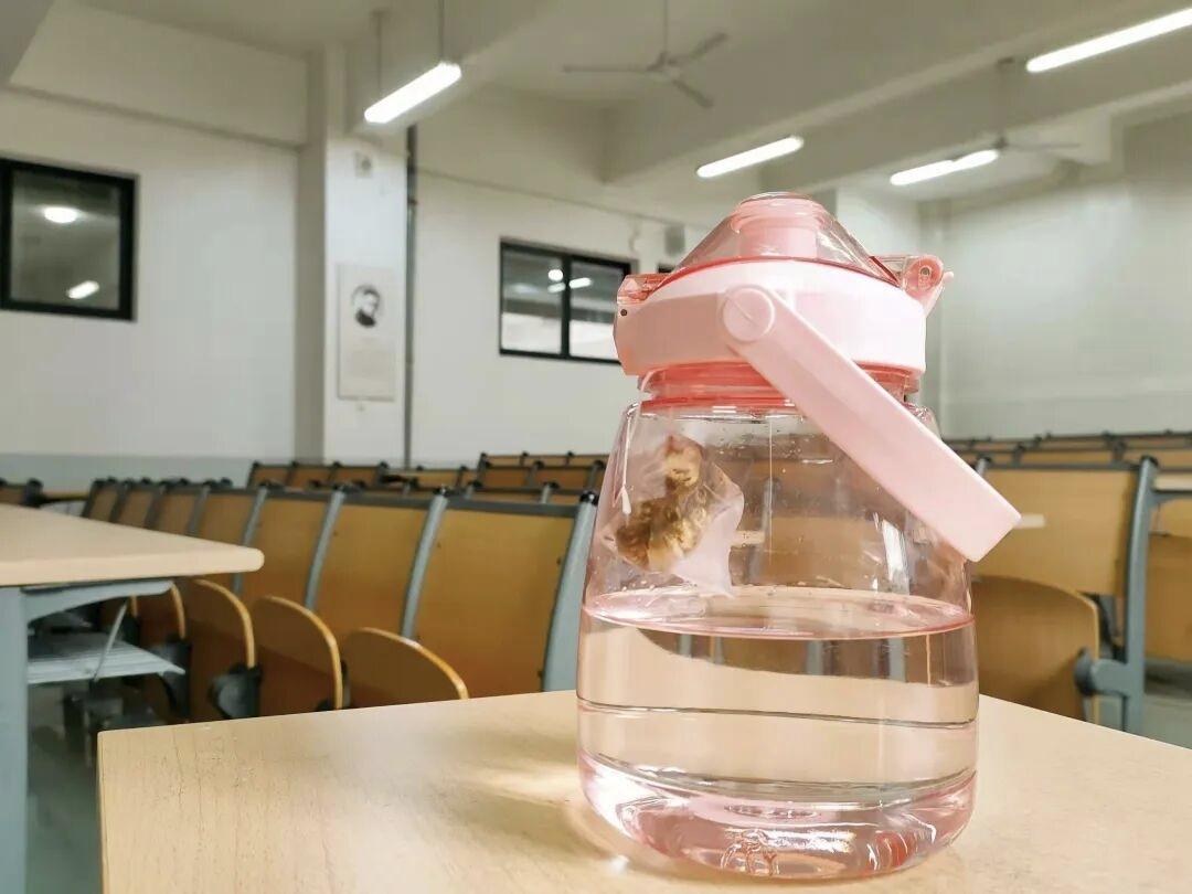 水杯 "不能放桌面、也不能放地面"，到底放哪？—— 用问题思维解开管理难题

这