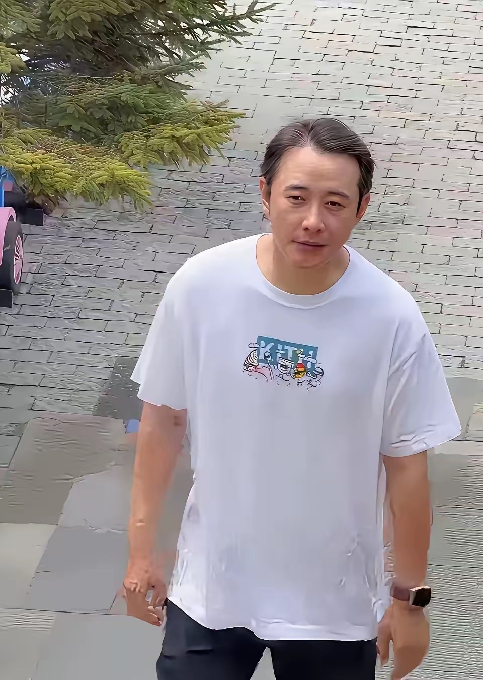 罗晋才44岁头发就这么少了吗？他是怎么把自己熬成这样的，按理说现在也不拍戏，完全