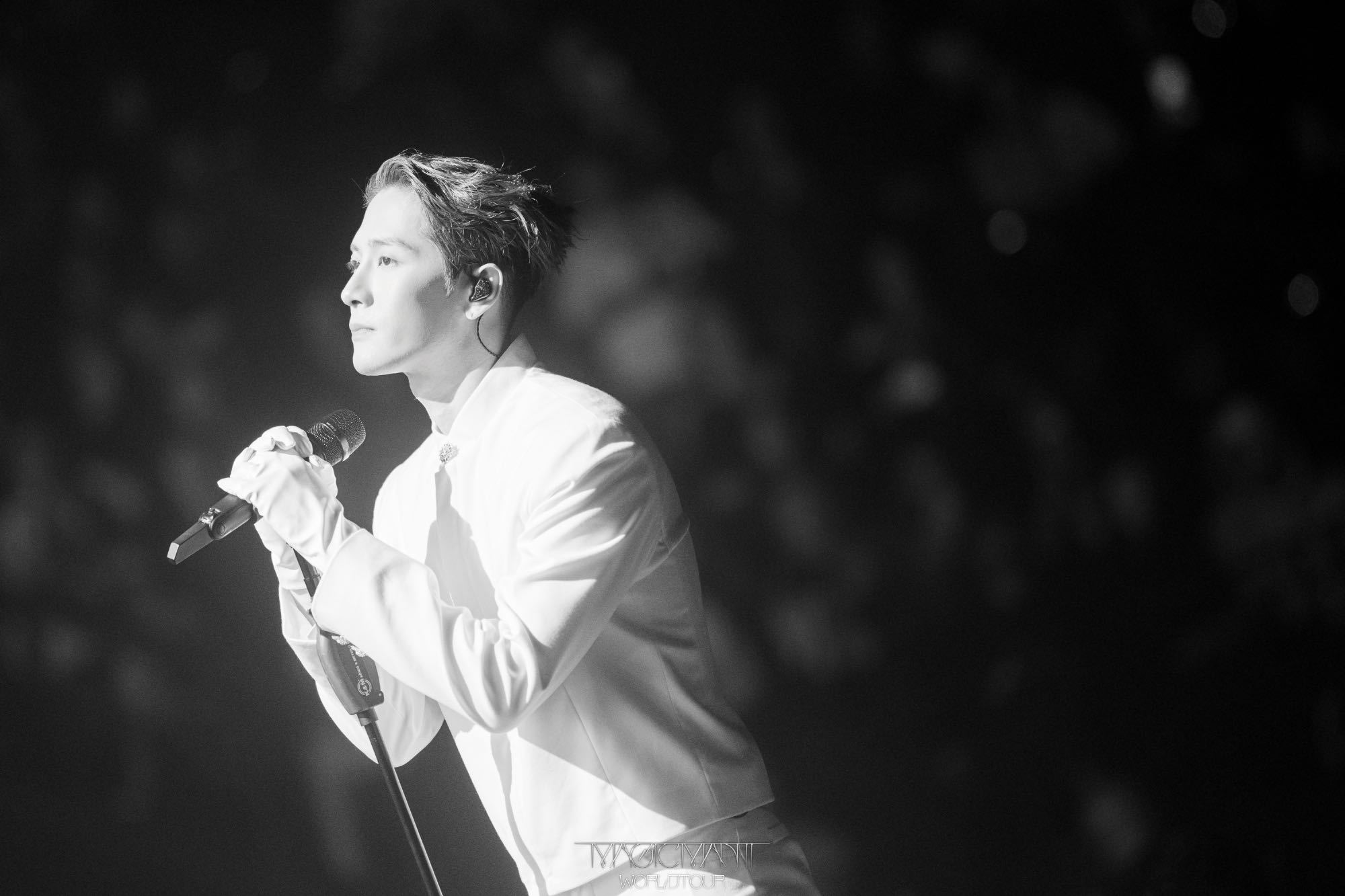 王嘉尔胸震 王嘉尔你是懂怎么让人心跳骤停的！温哥华场胸震太绝了，这震感，这氛围，