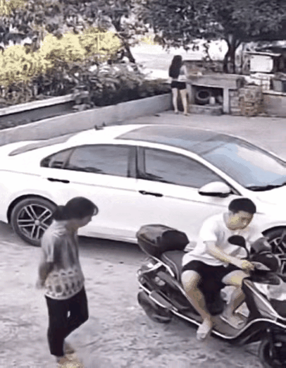 你好啊？
什么意思，咋还来了个突然袭“鸡”呢？有点儿太不文明了吧！光天化日之下，