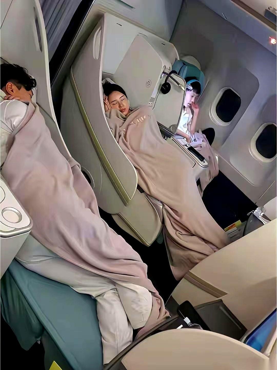 在飞机上窝了六个半小时，我终于明白了，有些钱，真不是花给别人看的。
以前有个客户