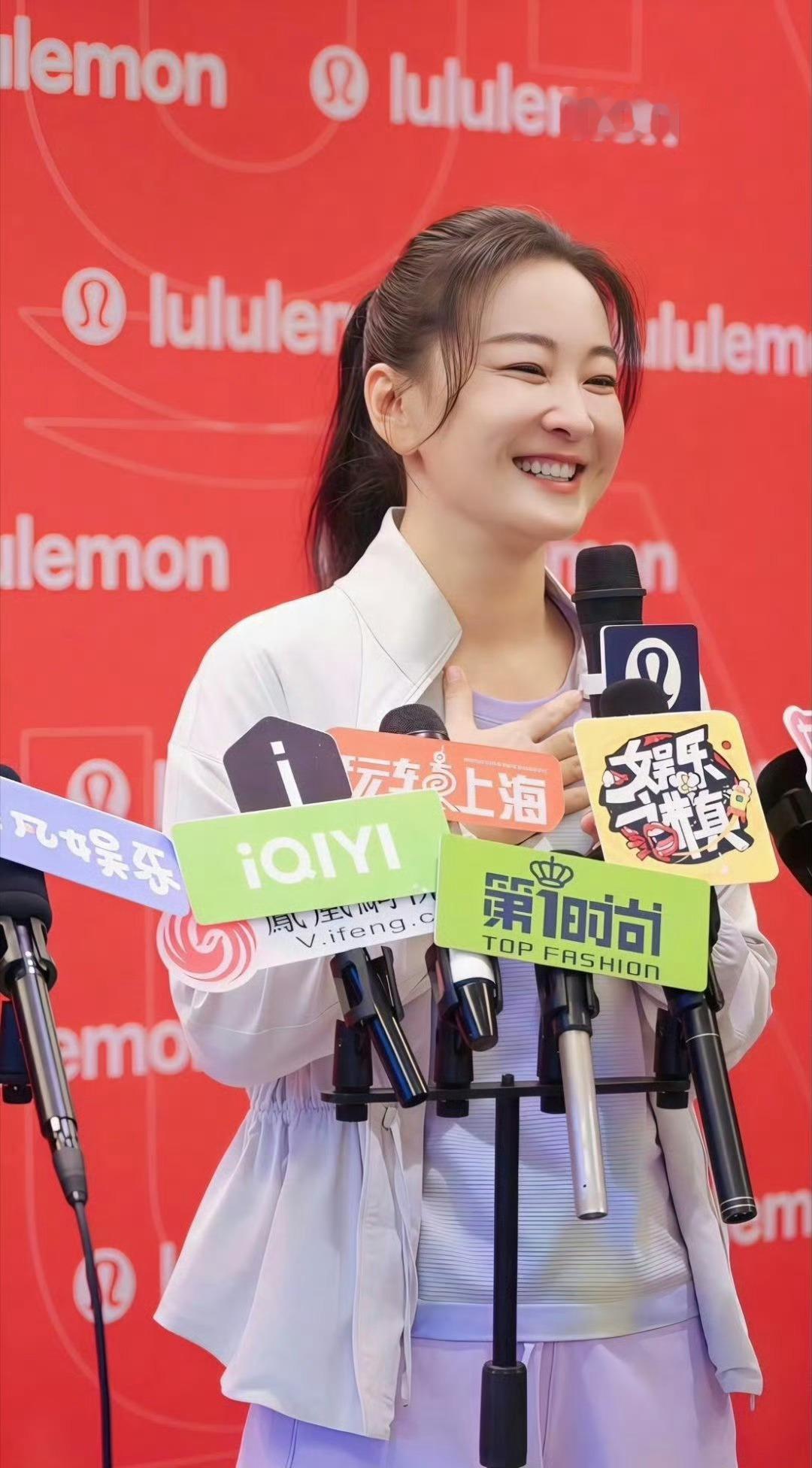 贾玲在我胸肌上签名这小子幸福上了[偷乐]贾玲现在状态超棒，给人一种气血很足，阳光