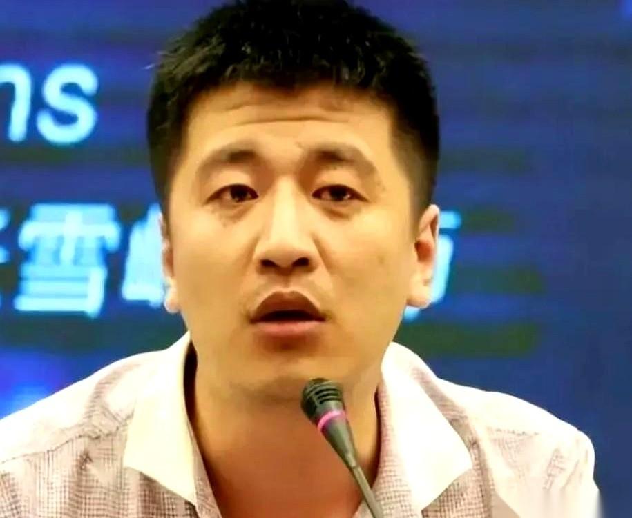 贾浅浅的论文摊开，旁边放着一篇美术家韩羽的旧文。
一字一句地对，标点符号都像是直