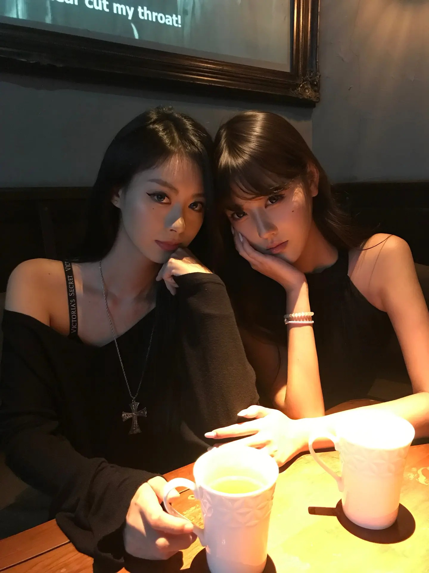 比起你居然不爱我了 我更难过的是你这样对我 我竟然还爱你