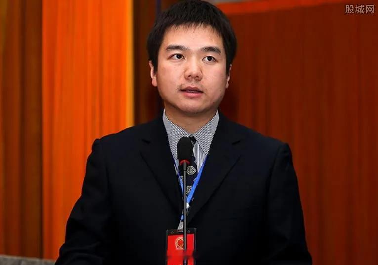 笔骨子有事说事 ❓县长硬刚首富背后是权力傲慢❓官员硬刚企业家须警惕权力越界说句公