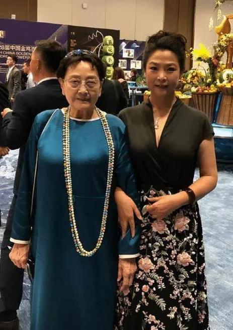 王晓棠90岁高龄依旧风韵犹存，身穿丝绸蓝长袍配彩石项链华贵大气，气场十足，状态饱