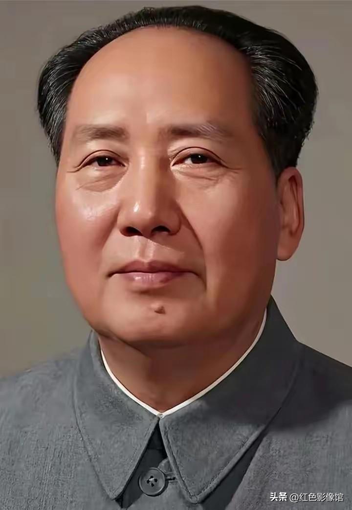 这是经典标准毛主席肖像，神态沉稳从容，庄重肃穆，承载时代记忆，是家喻户晓、广为流