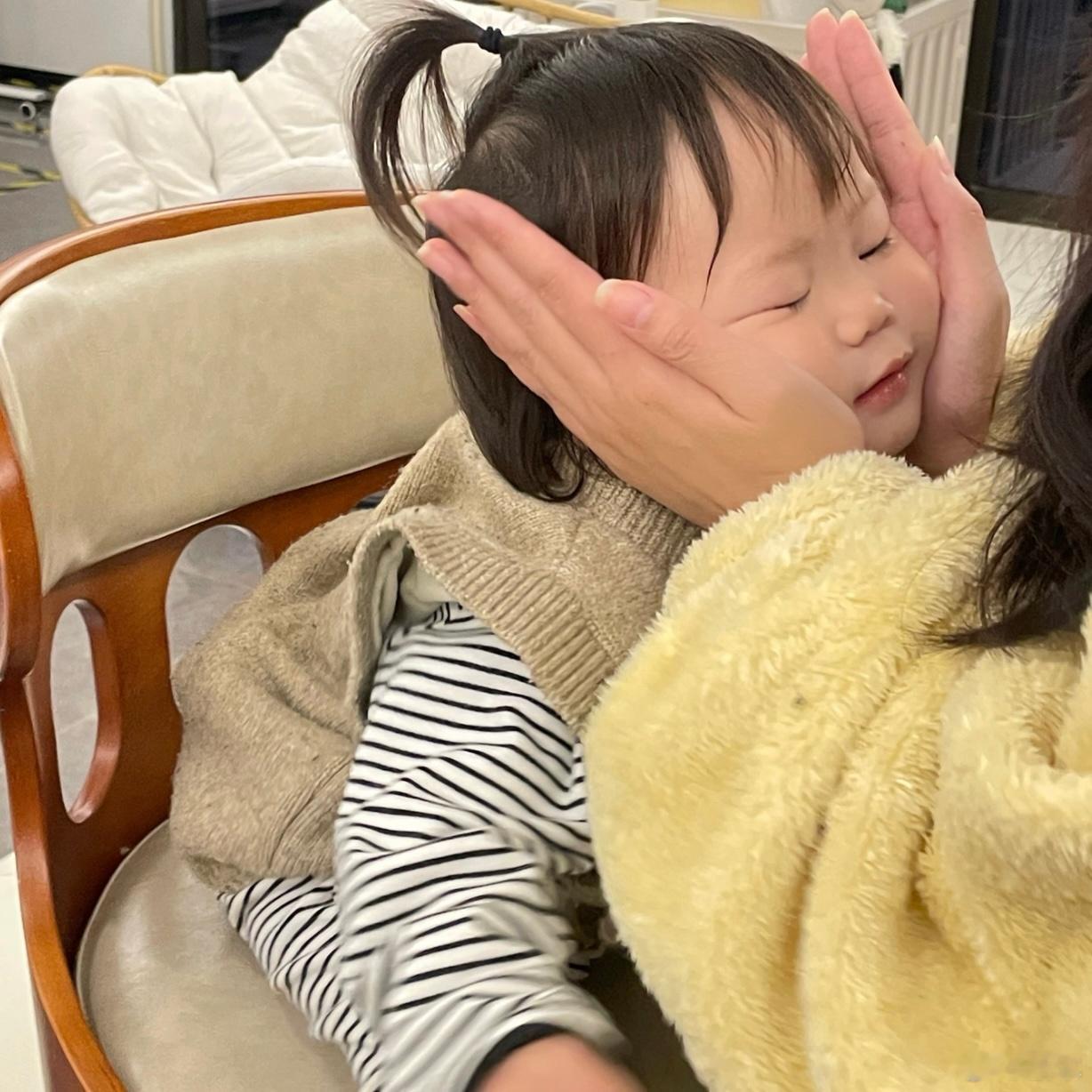 我开始翻相册准备把李小屁小时候可爱的照片重新存一遍这小子让我上火的时候我就扒拉出