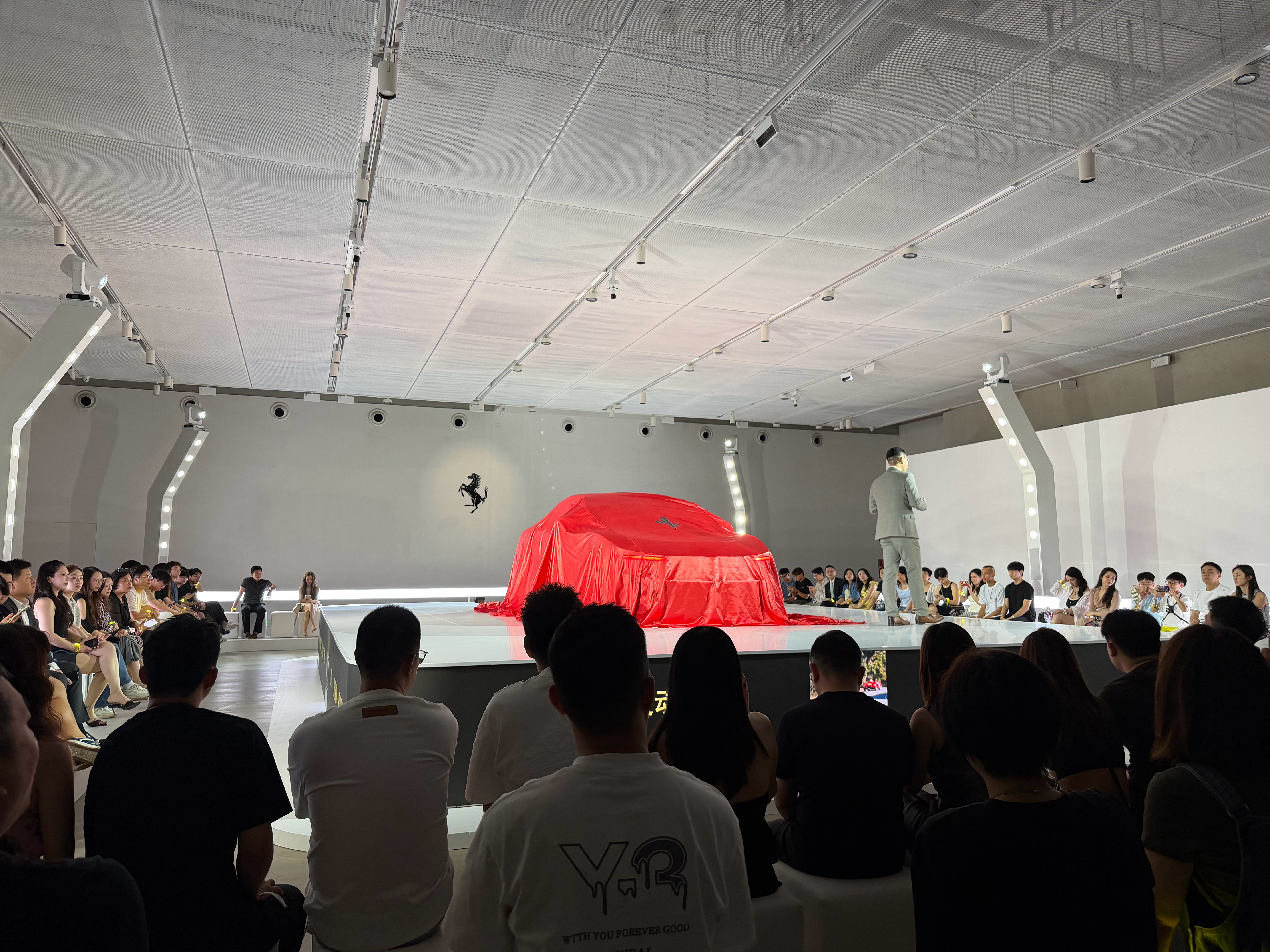 第一次仰着头看发布会，以前去看发布会车基本都是我们俯视车，但我法这次发布会车是比