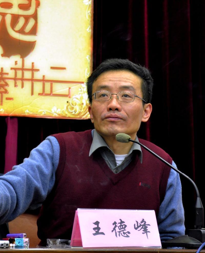 振聋发聩！复旦教授王德峰撕开当下社会的一层遮羞布，直言如今社会欲望泛滥，人人追逐