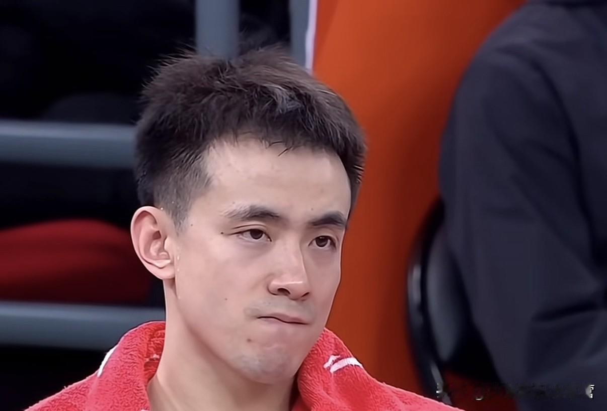 赵继伟是“呵呵”什么呢？更衣室问题吗？常规赛一场球而已，作为队长直接赛后发文“呵