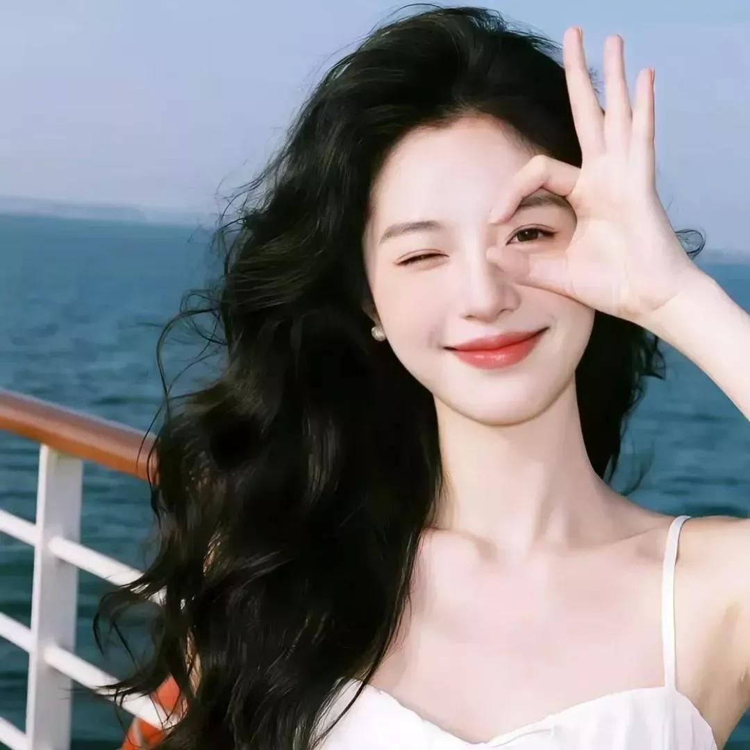 海风轻拂，微笑如花🌸晚间的海风很美 海边微笑美影 海风美人照 海风里微笑 海边