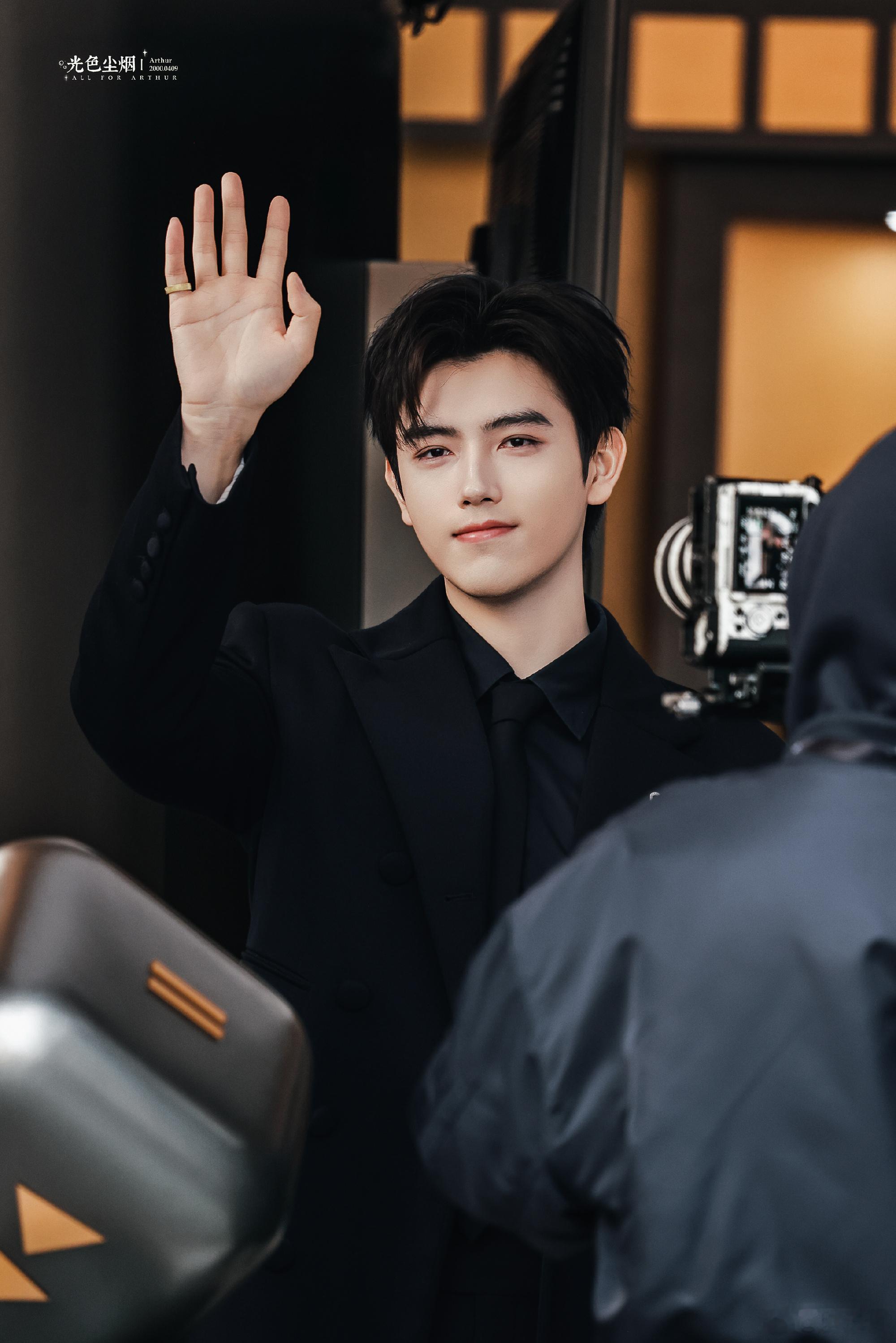 陈飞宇allblack西装帅成啥了帅哥就该穿西服好吗，制服就是又显身材又显气质！