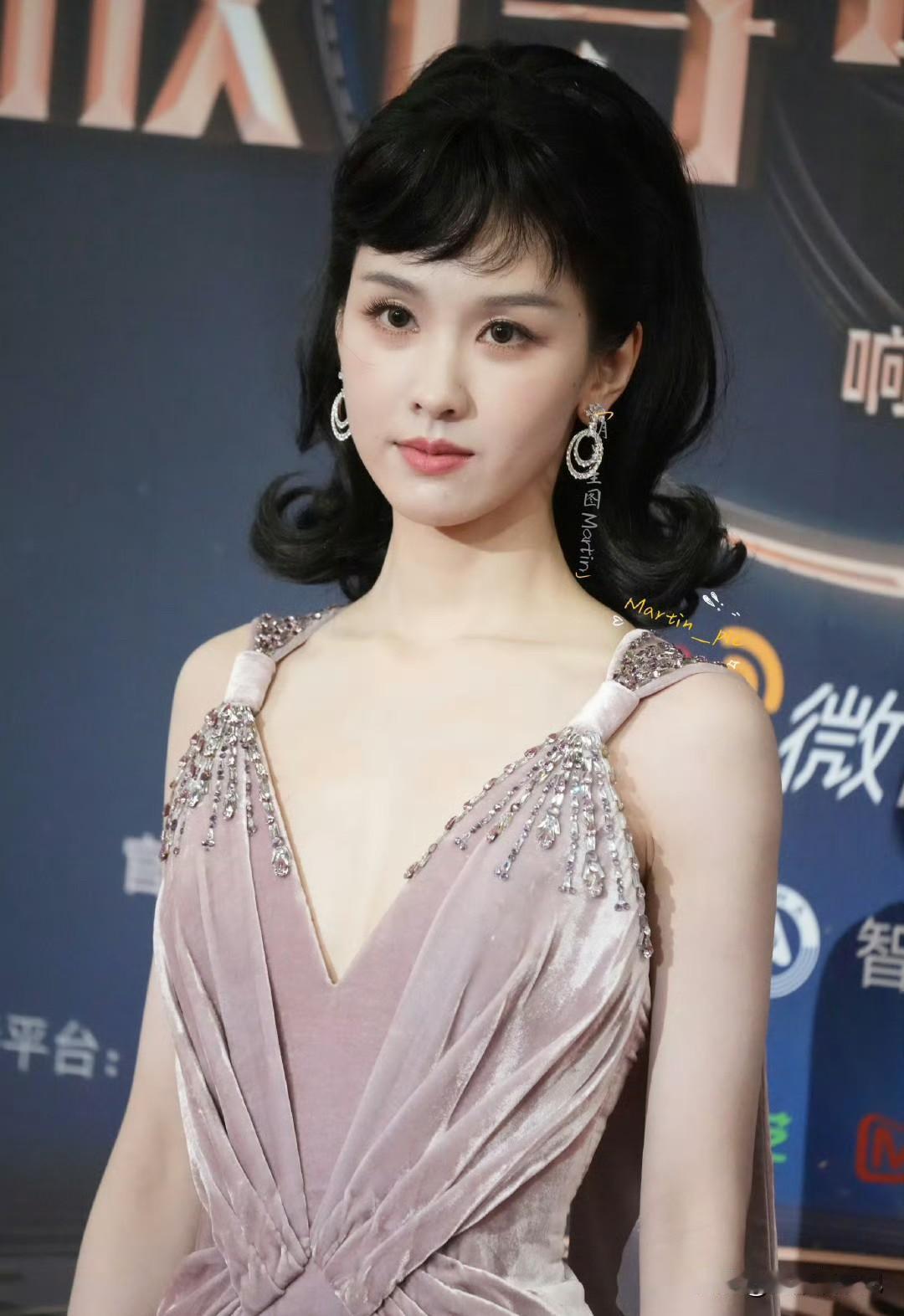 这一身杨幂穿更适合呀！