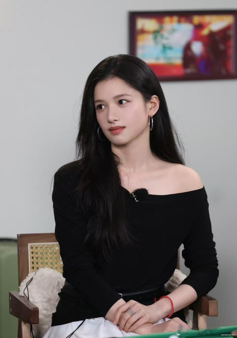 张婧仪live的神 无论是秋日的风衣还是阳光洒落的瞬间，张婧仪的live图永远自