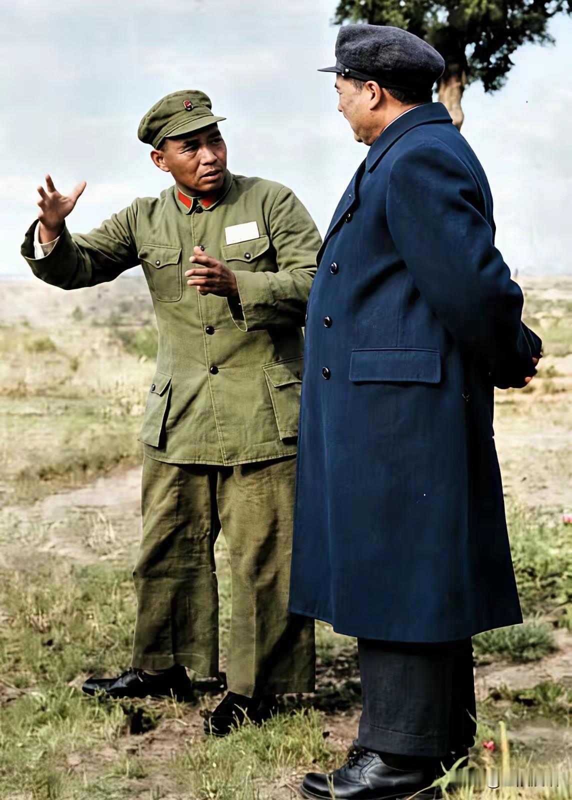照片中许世友将军正用手比划着向伟人讲叙什么，您想知道吗？
 
这是1952年10