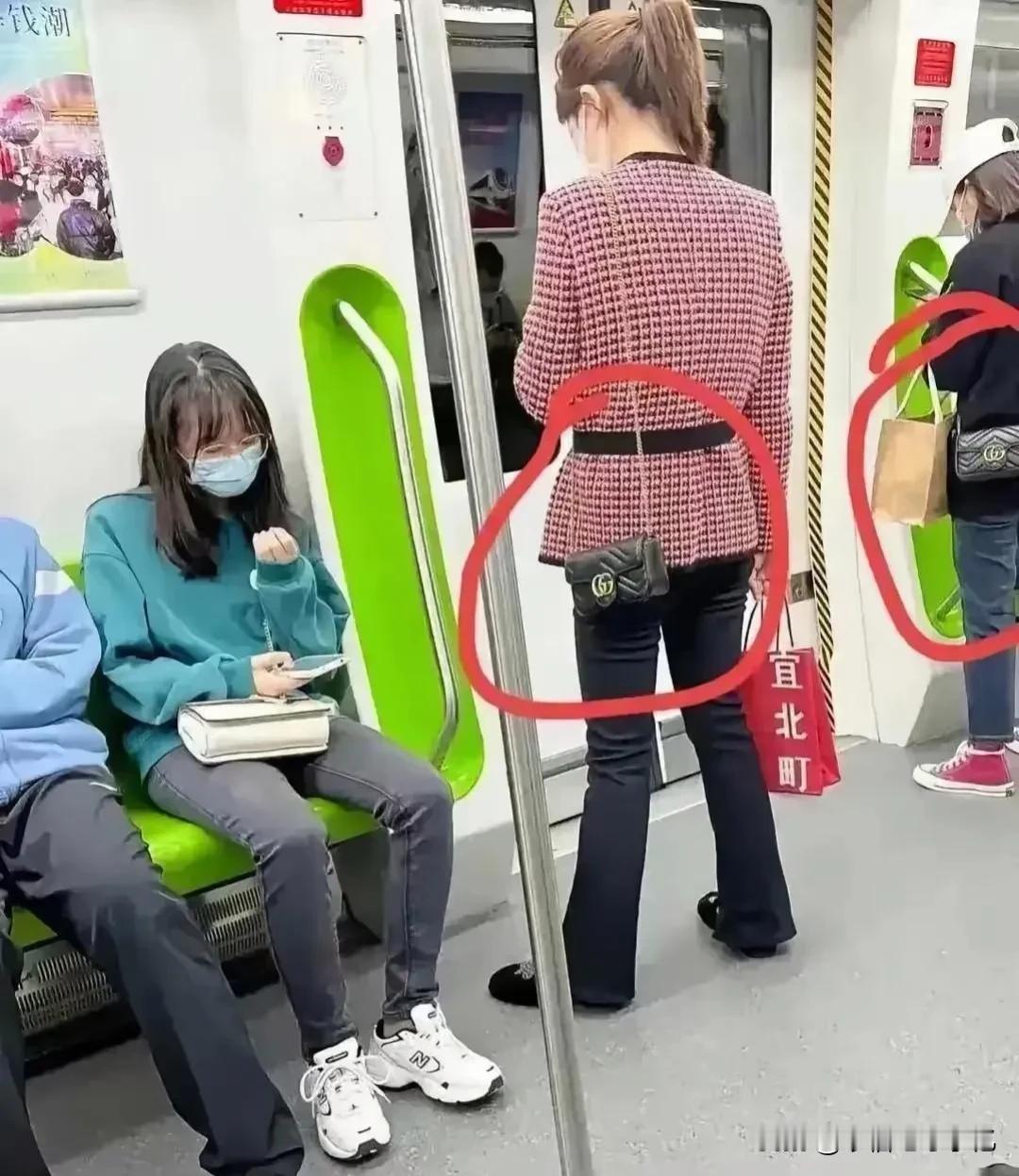 在地铁上看到两个美女都背了一个一样的包包，这包包是真的还是假的？