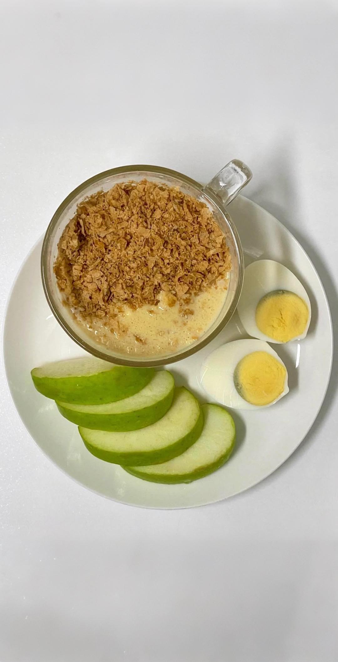 我的减脂早餐是一份香糯的燕麦片🥣，少许清甜的苹果片🍎，外加一颗营养丰富的鸡蛋