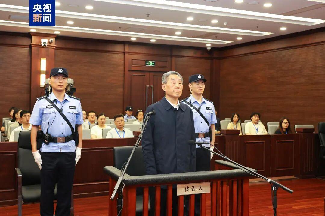 【打了骨折的“公开审判”】
今天，江苏苏州中院一审公开宣判刘满仓受贿、利用影响力