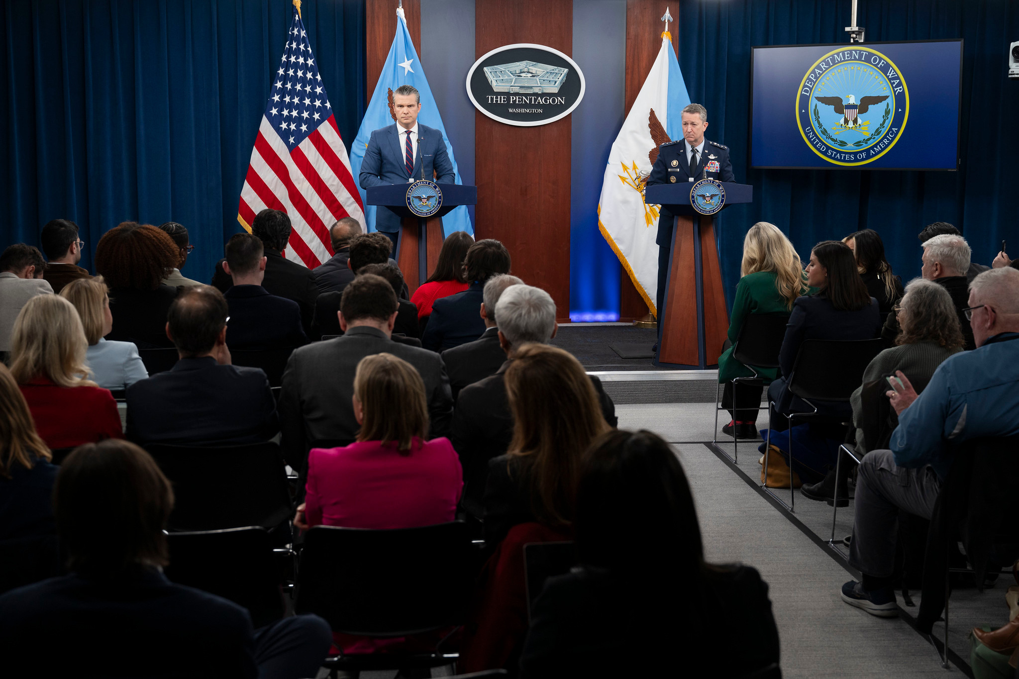 美国战争部长与参谋长联席会议主席说明「史诗狂怒」行动头两天的作战：美伊以冲突 这