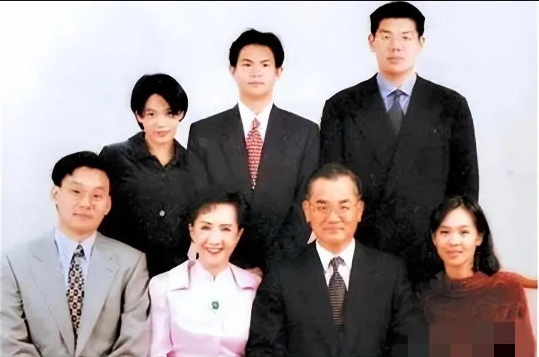 90年代，连战的一张罕见全家福，照片中的人分别是大女连惠心、连战本人、妻子连方瑀