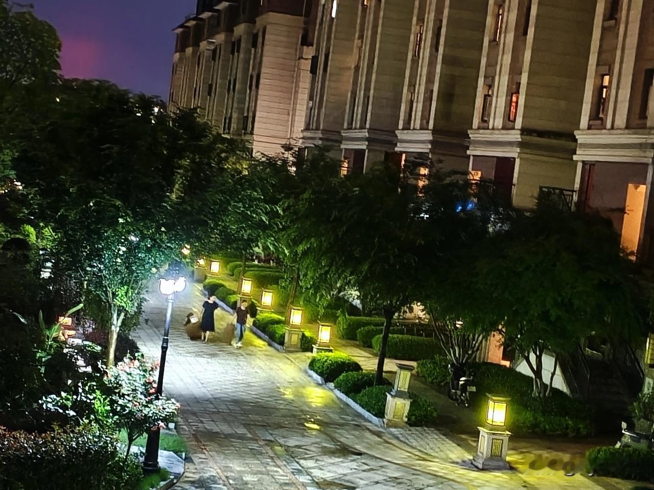 连着三天的闷热高温，整日离不开空调，空气闷得凝滞，稍一动便满身黏汗。傍晚时分，一