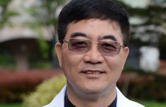 2016年，他被誉为“天才圣手”，在为一位19岁的少女做心脏手术时，手突然开始痉