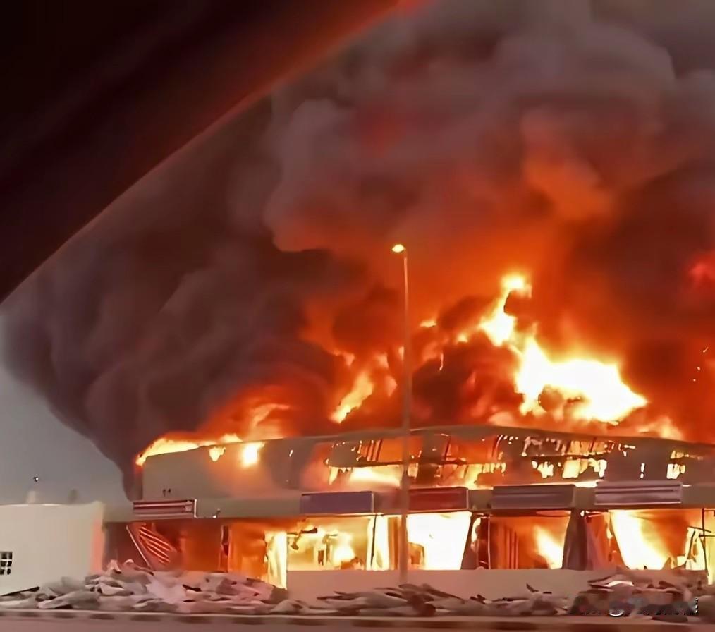 迪拜这座城市，现在也是饱受战火的摧残，要知道，这可是一座闻名遐迩的旅游城市，经过