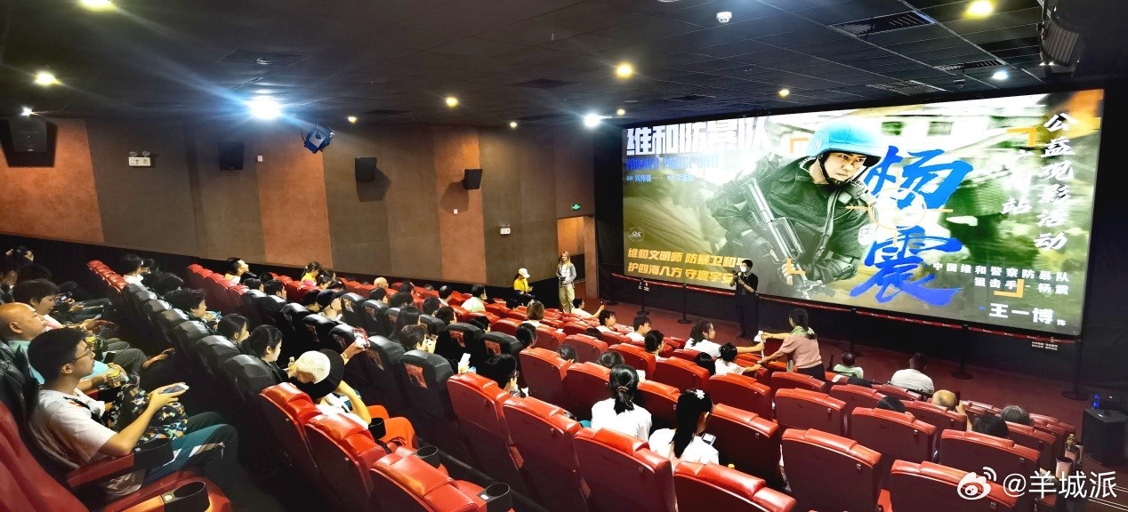 【大爱有声，口述电影志愿者助力视障人士走入电影世界】昏暗的影院里电影正在上映，前