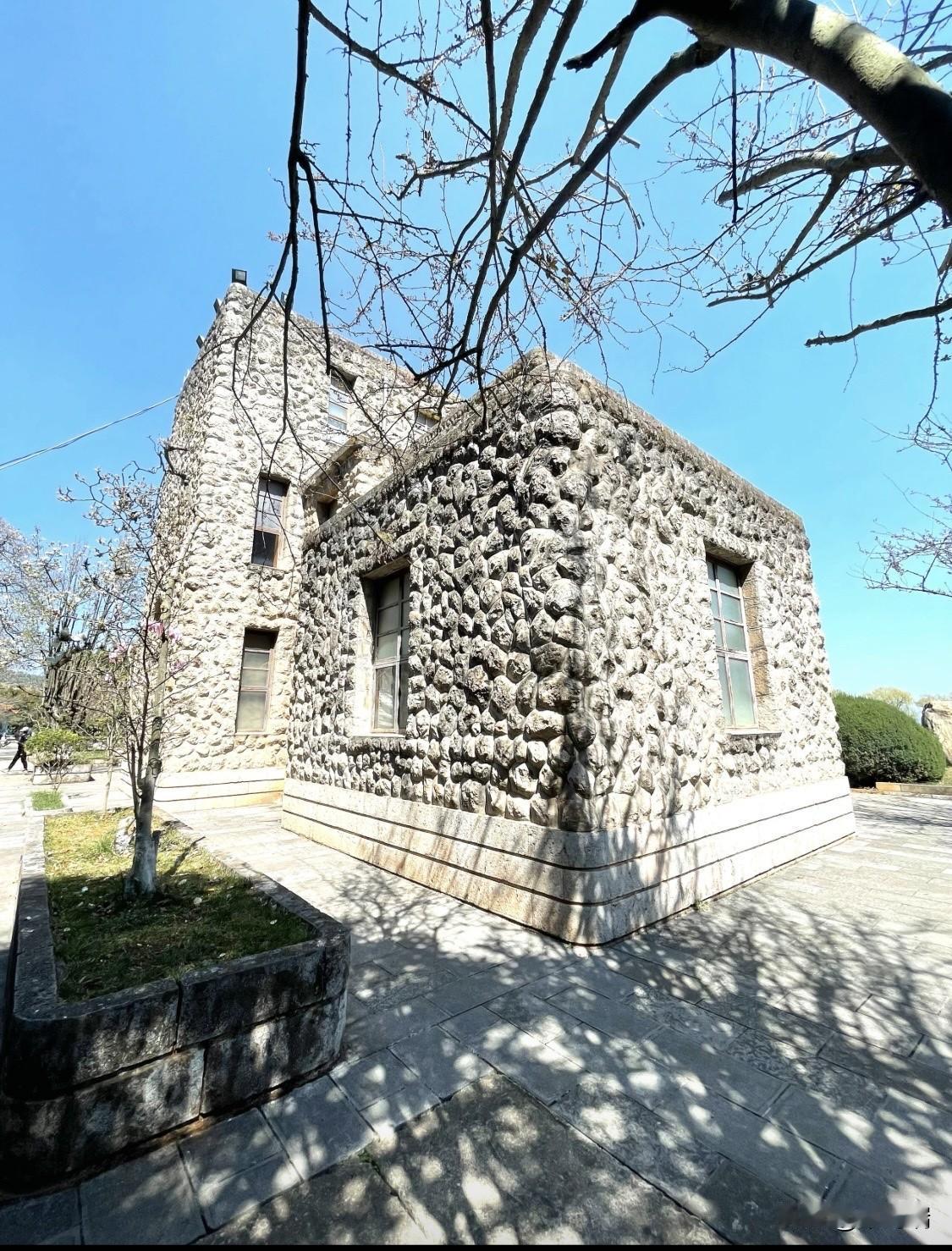 昆明磊楼是一座融合了中西建筑美学与深厚历史底蕴的标志性建筑，磊楼建于1935年，