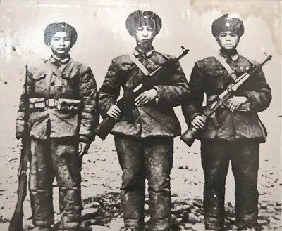 1962年，印度入侵西藏，我军三名战士击溃印度一个炮兵营。

印军战俘后来对着记
