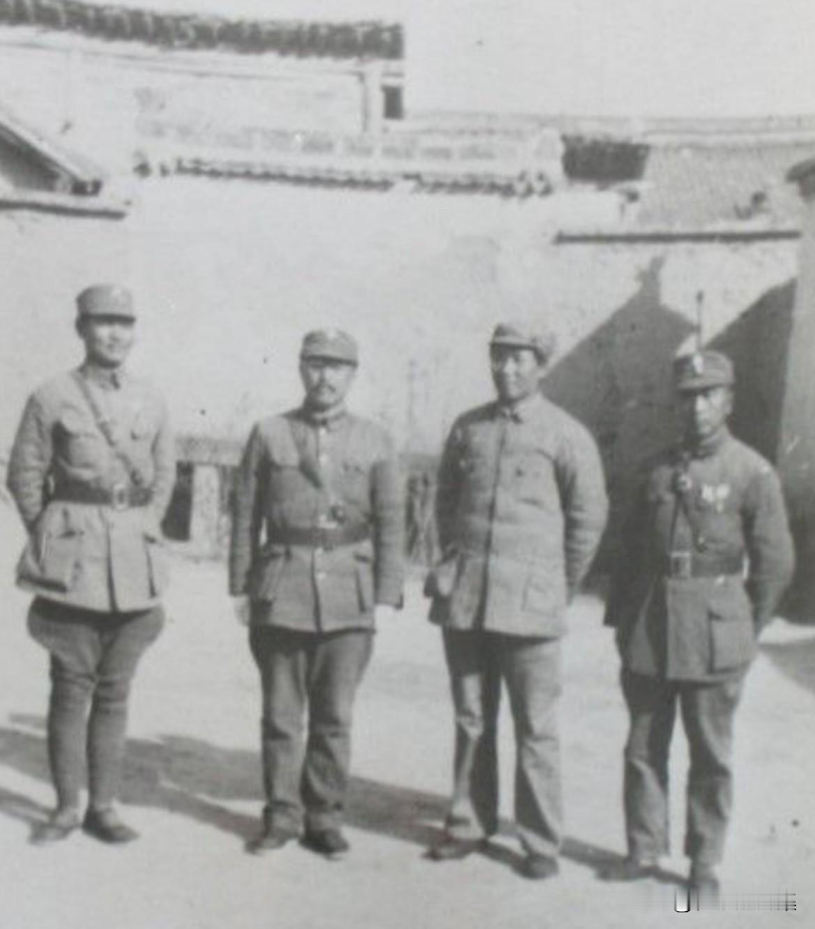 1938年4月，（左起）郭寄峤、卫立煌、毛泽东、文朝籍在延安合影。卫立煌时任第二