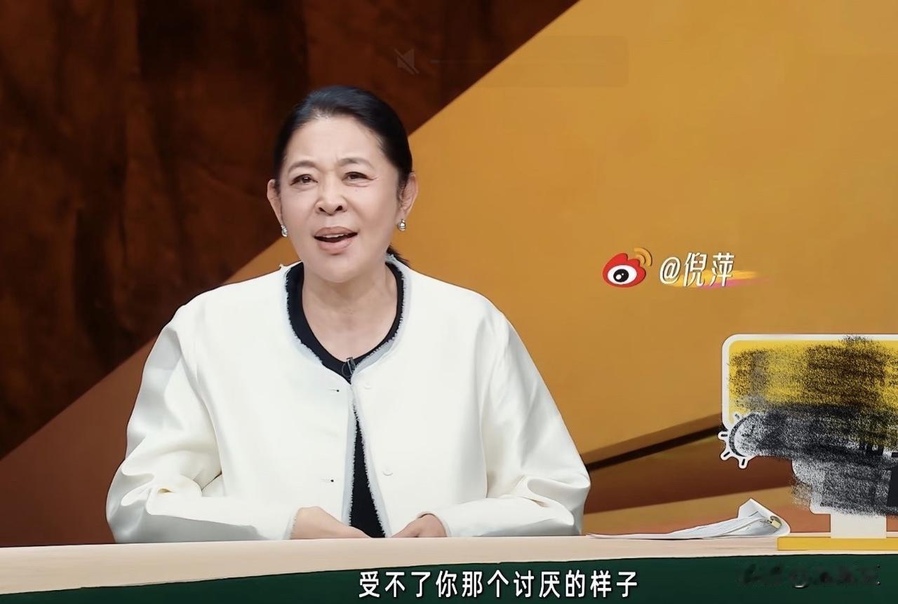 倪萍又开始投诉录《姐姐当家》了：“吃饭就20分钟，盒饭里面就豆丁点牛肉块，又辣又