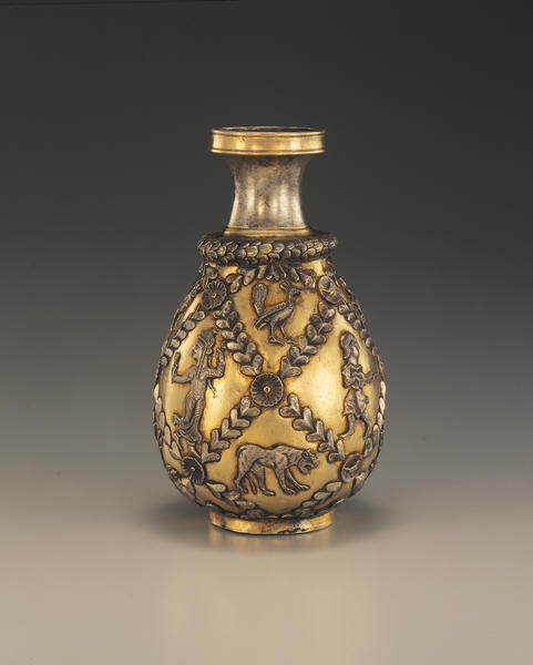 日本美秀美术馆藏6-7世纪萨珊王朝的银鎏金乐舞人物纹瓶 