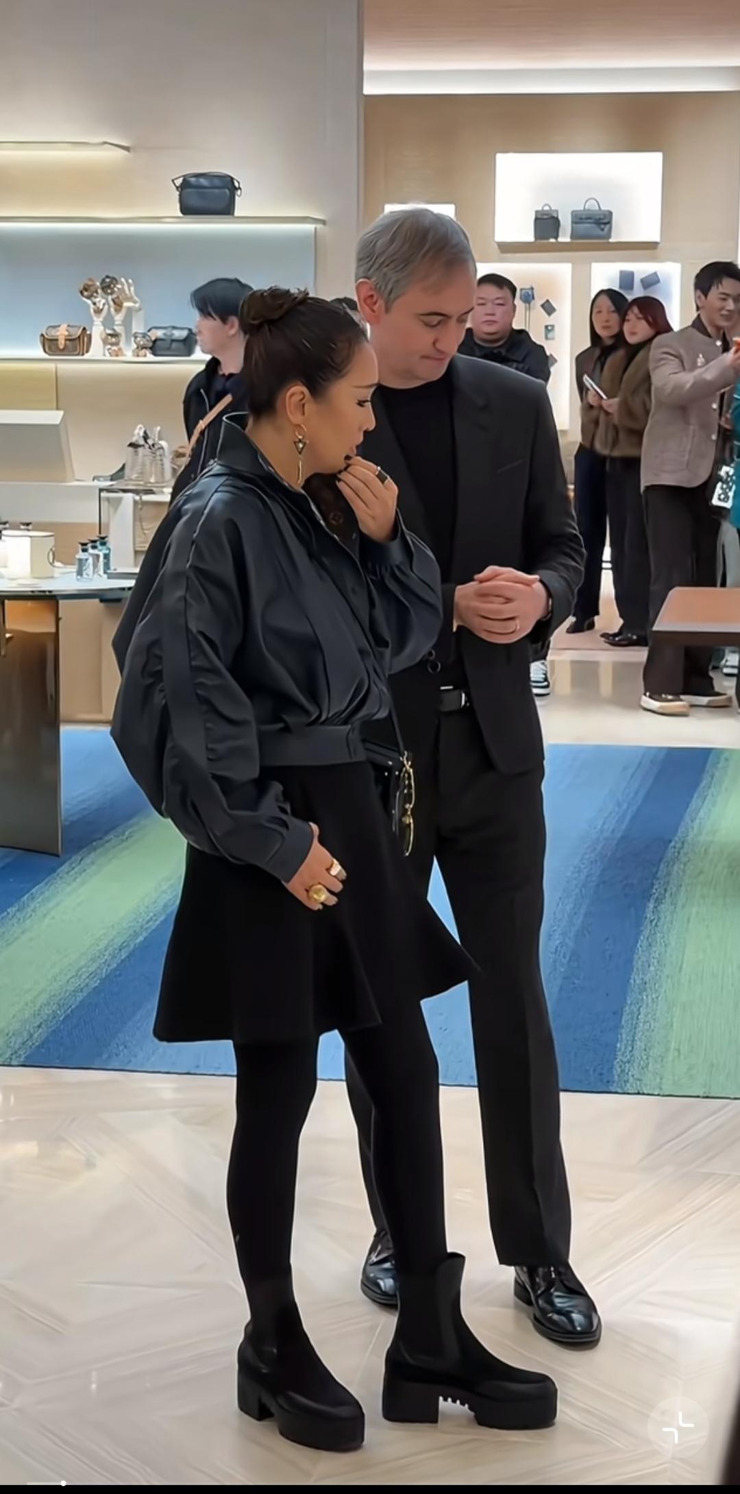 章子怡，这打扮有点不符合她国际范儿的气质。