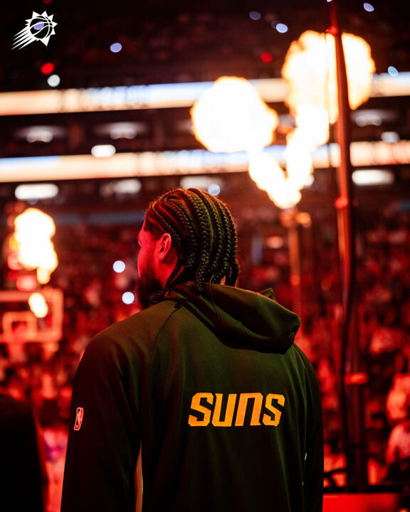 比赛刚刚开始，理查兹抓下前场篮板，利用脚步篮下打进！完成本场比赛的第一次进球！你