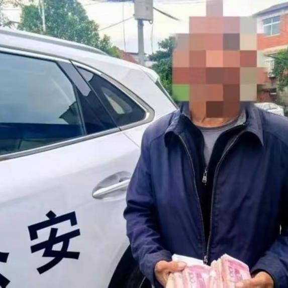 心疼又气愤！
21岁女大学生
打两份工养男友，到头来被卷走所有积蓄
 
    