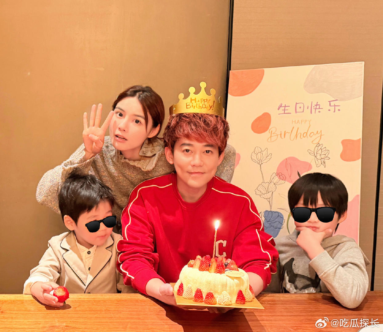 苏醒42岁生日全家福苏醒生日全家福苏醒42岁生日全家福，他穿着红色卫衣，老婆在身