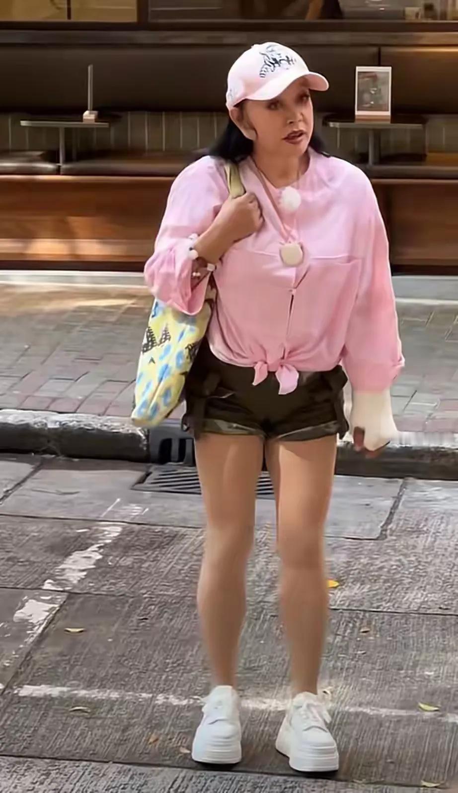 大家看看这是75岁的女人的打扮着装，真的不敢相信，这要是在农村某处见到，还以为是