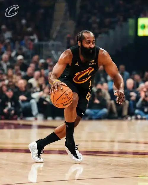 骑士和凯尔特人球风相克，其他球队都不太担心。打老鹰内线占优，打活塞掐住坎宁安就没