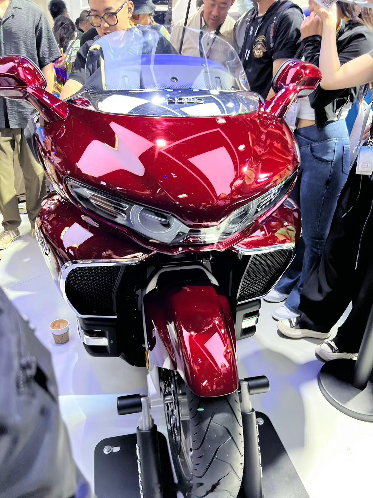 今年摩托车展最火的车型，长城 SOUO 大巡航水平对置 V8  ​​​