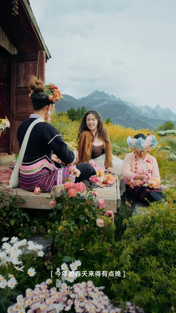马思纯云南体验簪花 感受云南独有的浪漫风情🏔️非遗簪花典雅精致，与马思纯柔和气