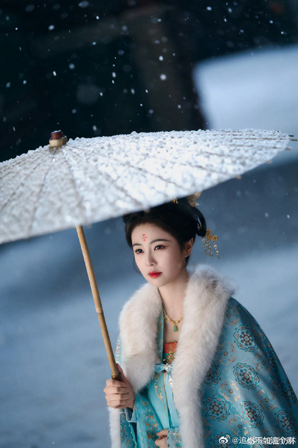 白鹿白鹿满格的快乐plog白鹿也太会拍照了吧，每一张照片都好有氛围感，审美在线亲